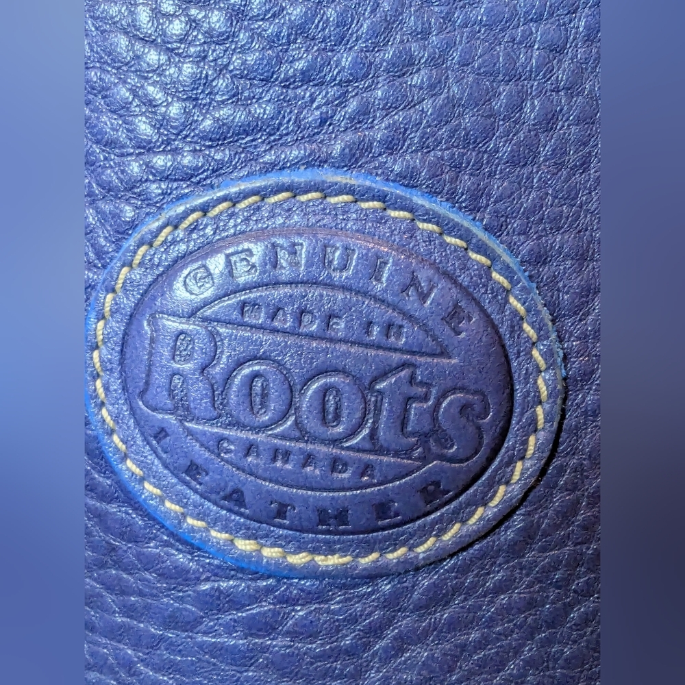 ROOTS CANADA Tribe Village crossbody purple leather bag. Medium - Picture 10 of 13